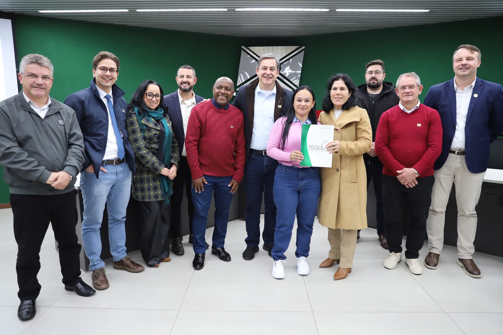 Criciúma entrega escrituras a famílias, garantindo segurança e dignidade