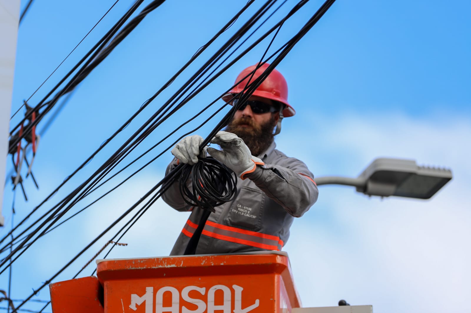 Criciúma avança na limpeza de fiação aérea com a Operação Limpa Fios