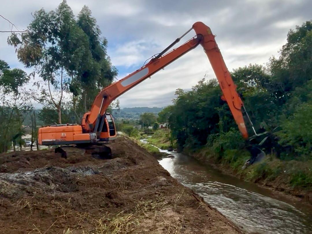 Criciúma intensifica limpeza de rios e bocas de lobo para enfrentar chuvas fortes