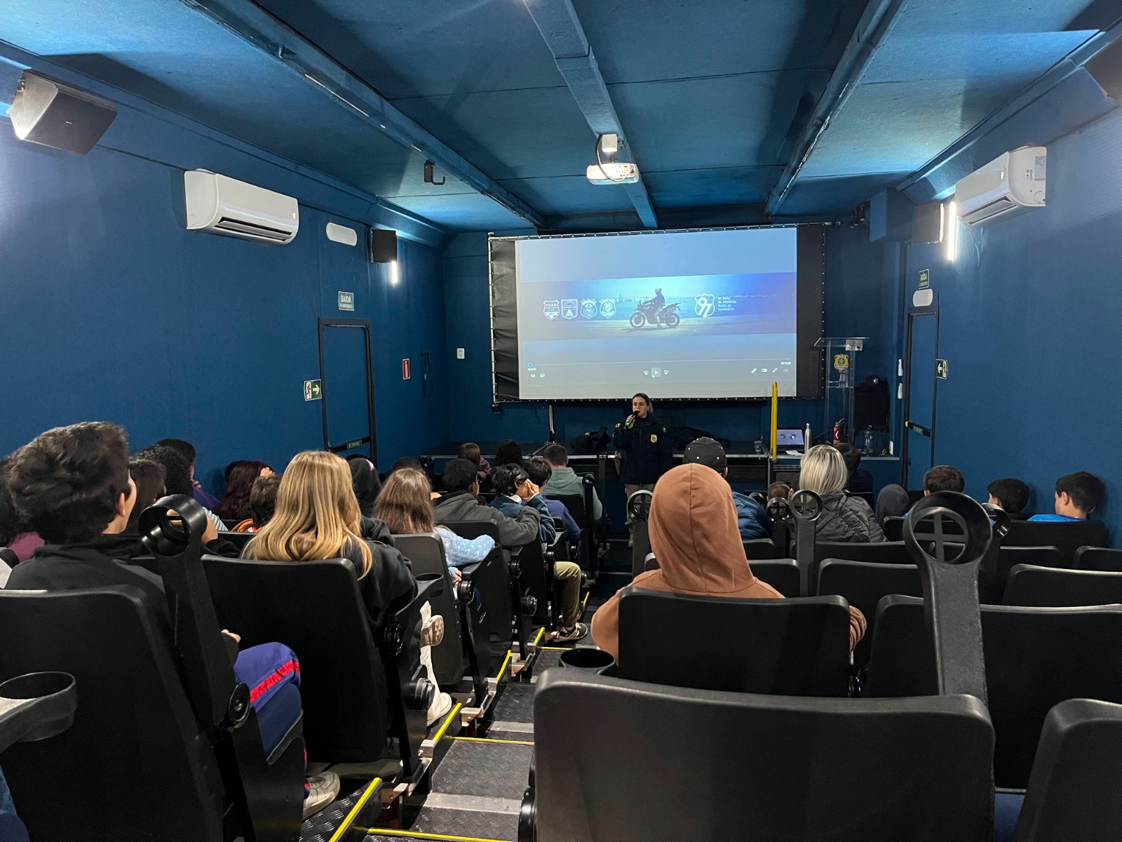 Crianças de Criciúma Participam de Atividades Educativas em Carreta Cinema