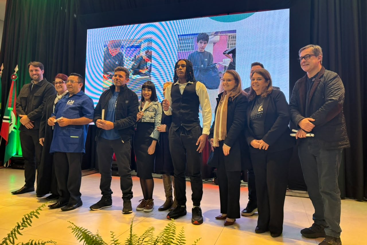 Criciúma celebra formatura de 297 alunos da Educação de Jovens e Adultos