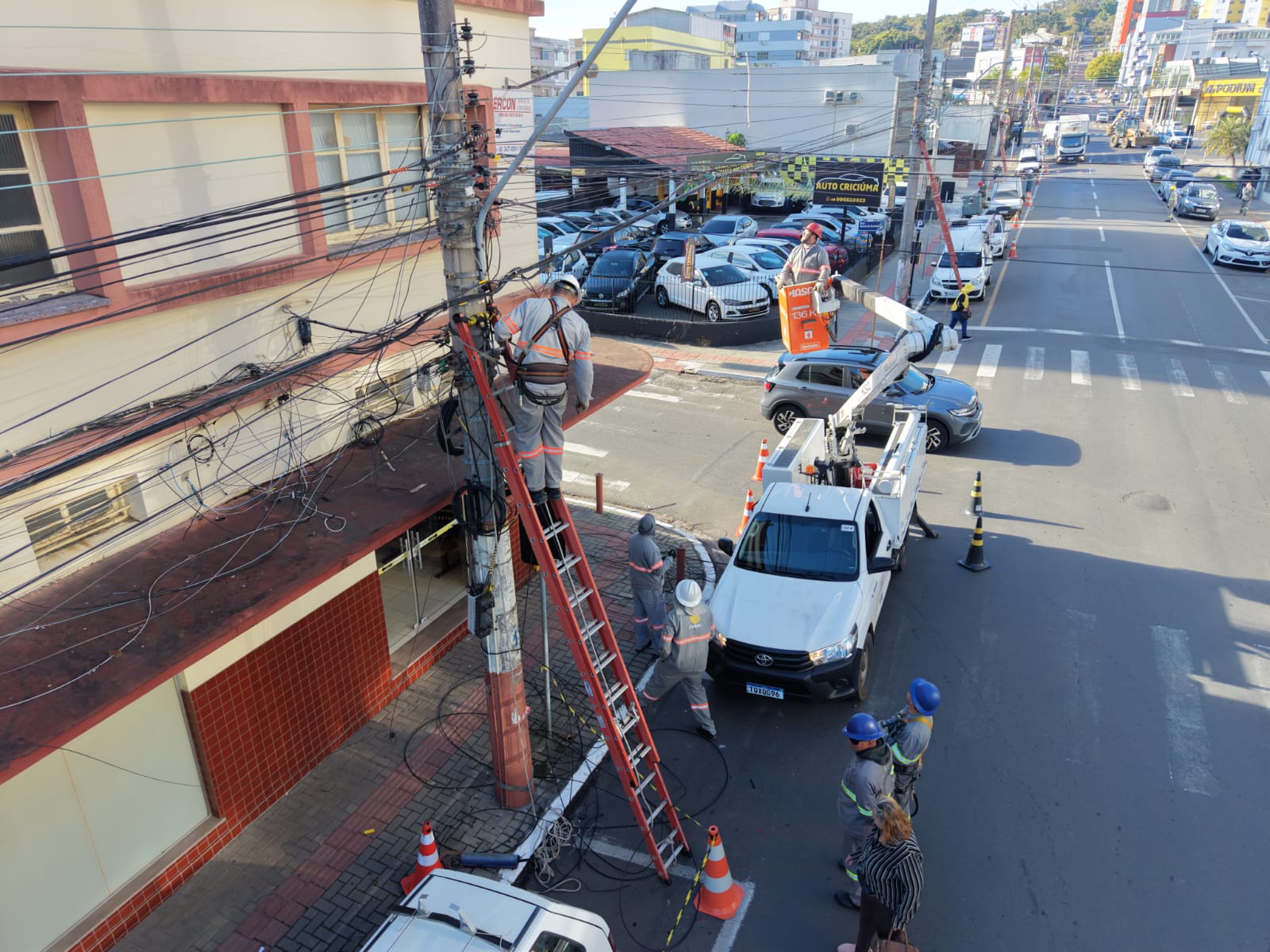 Criciúma realiza limpeza de cabos obsoletos na Avenida Rui Barbosa