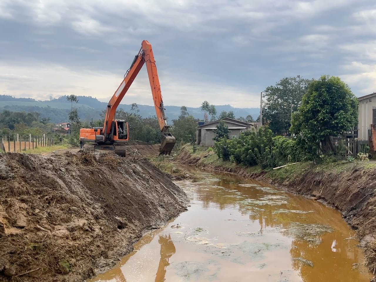 Criciúma avança em limpeza de rios para prevenir alagamentos na cidade