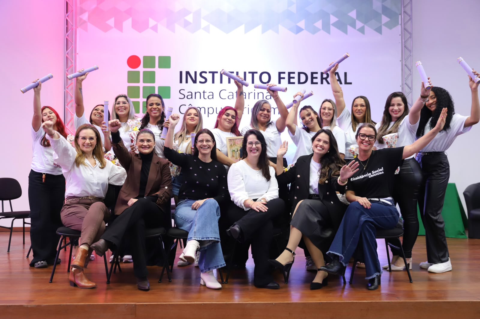 Formação em Maquiagem Transforma Vidas de Mulheres em Criciúma