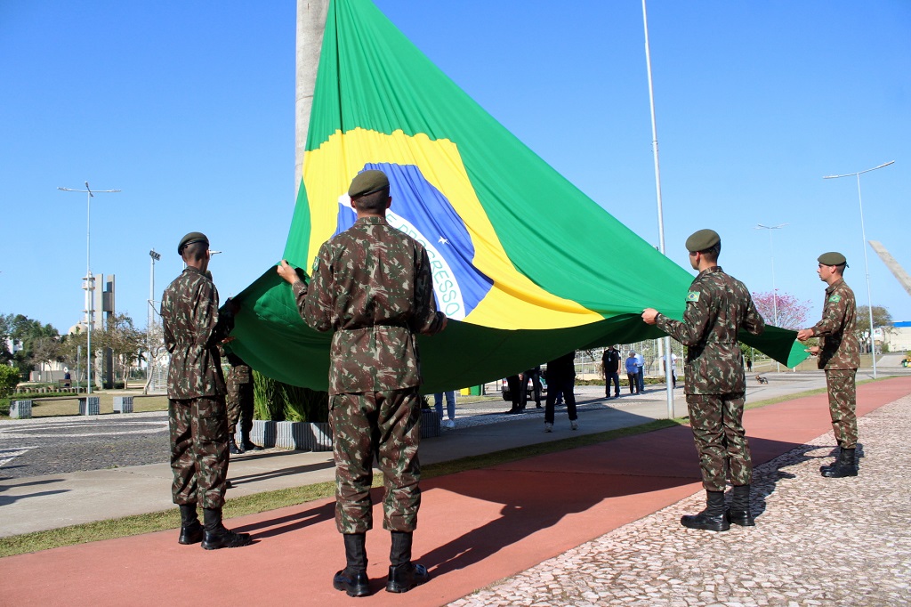 Abertura da Semana da Pátria em Criciúma com Troca da Bandeira